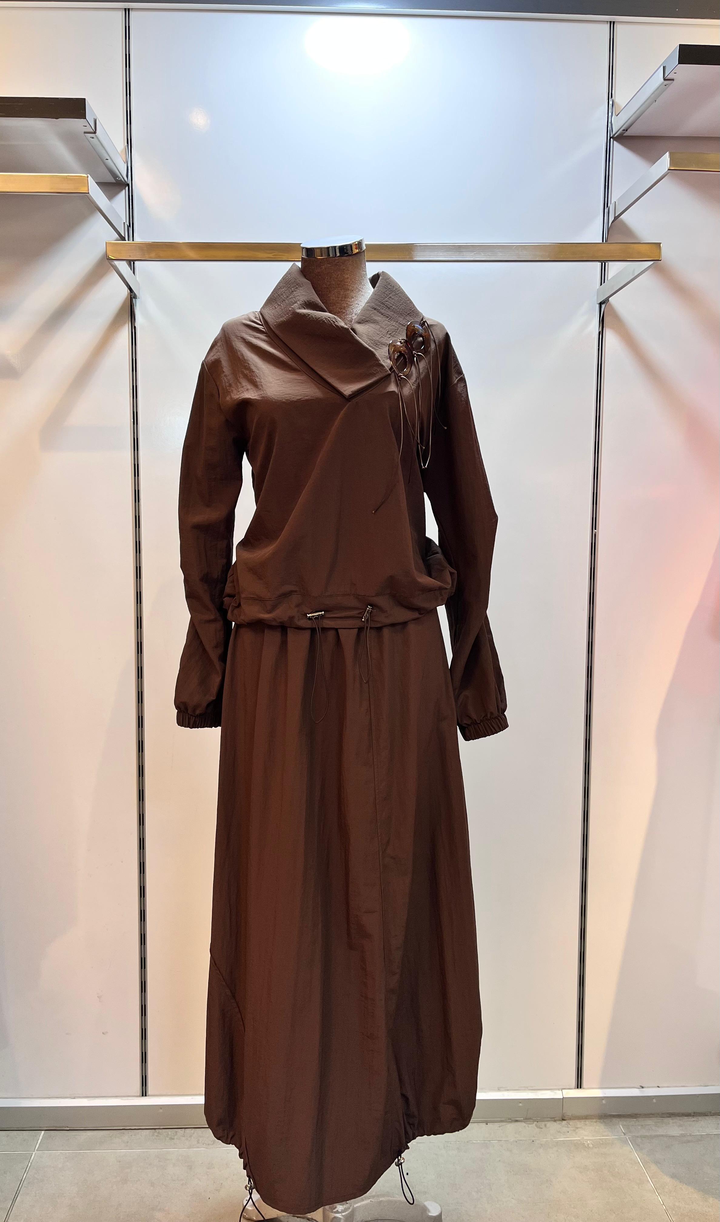 YAKASI AKSESUARLI ETEK TAKIMI