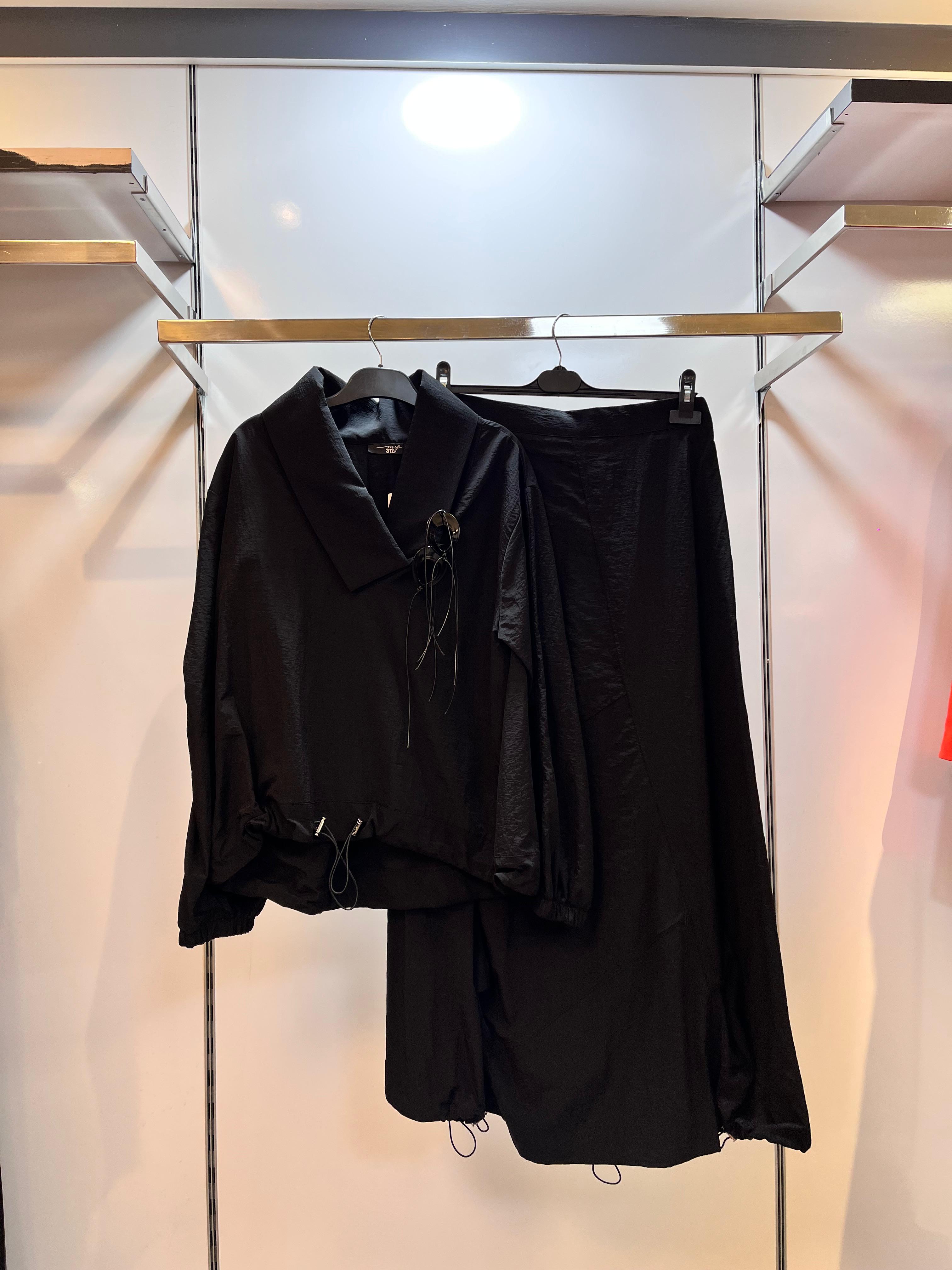 YAKASI AKSESUARLI ETEK TAKIMI